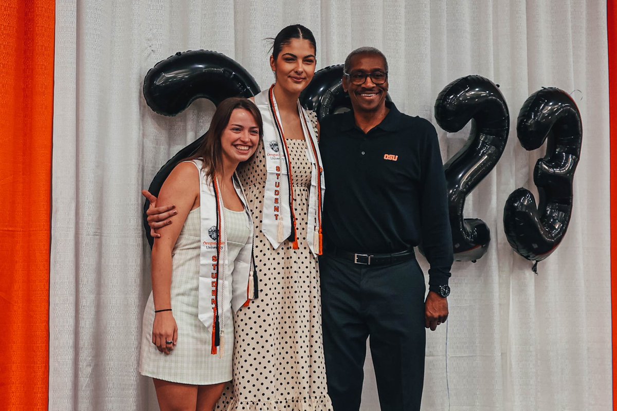 BeaverWBB's tweet photo. 𝑺𝒕𝒖𝒅𝒆𝒏𝒕-athletes. 🎓

Congratulations to the Class of 2023! #GoBeavs https://t.co/zeI15J8m0s