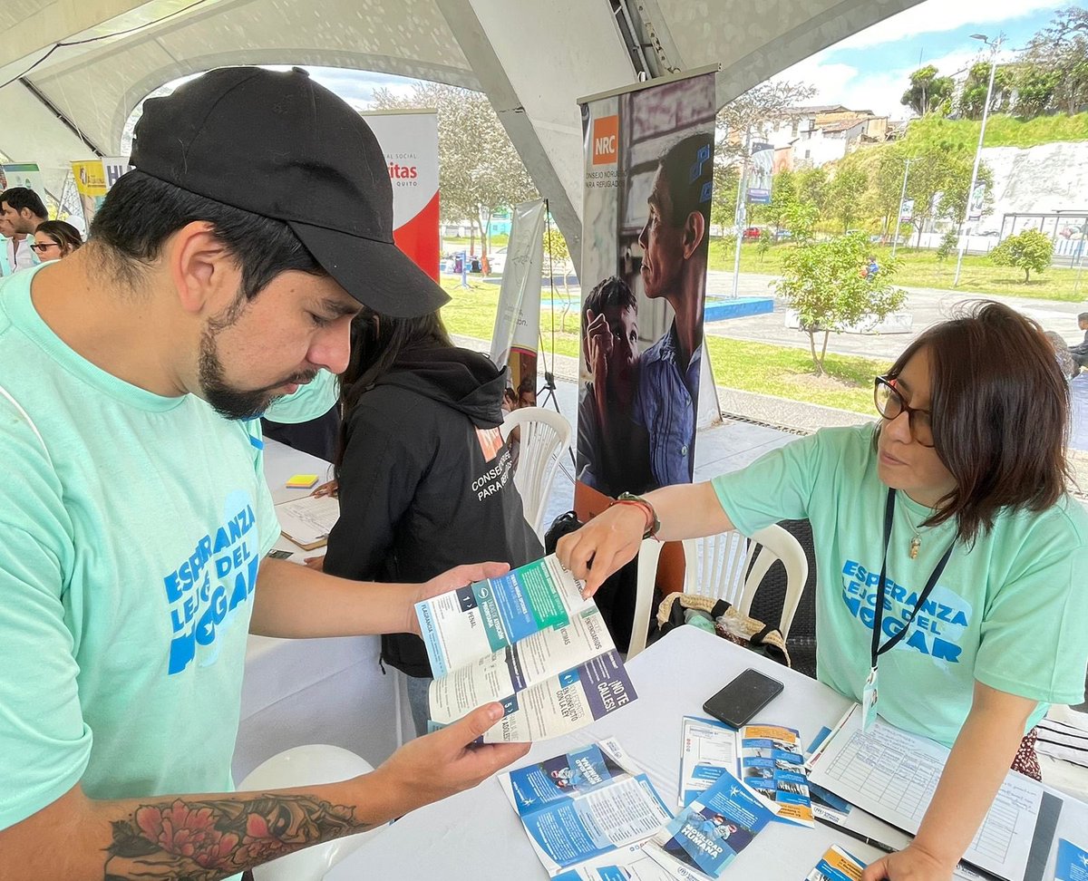 DefPublicaEC's tweet photo. 🗓️Hoy, en el marco del #DíaDelRefugiado, participamos en la feria de #MovilidadHumana🎒, realizada en el parque Cumandá - #Quito.

Brindamos asesoría legal ⚖️ a ciudadanos de nacionalidad venezolana🇻🇪, en temas de:

*️⃣Registro migratorio

*️⃣Refugio de niños, niñas y adolescentes https://t.co/Tz7VJJXP5J