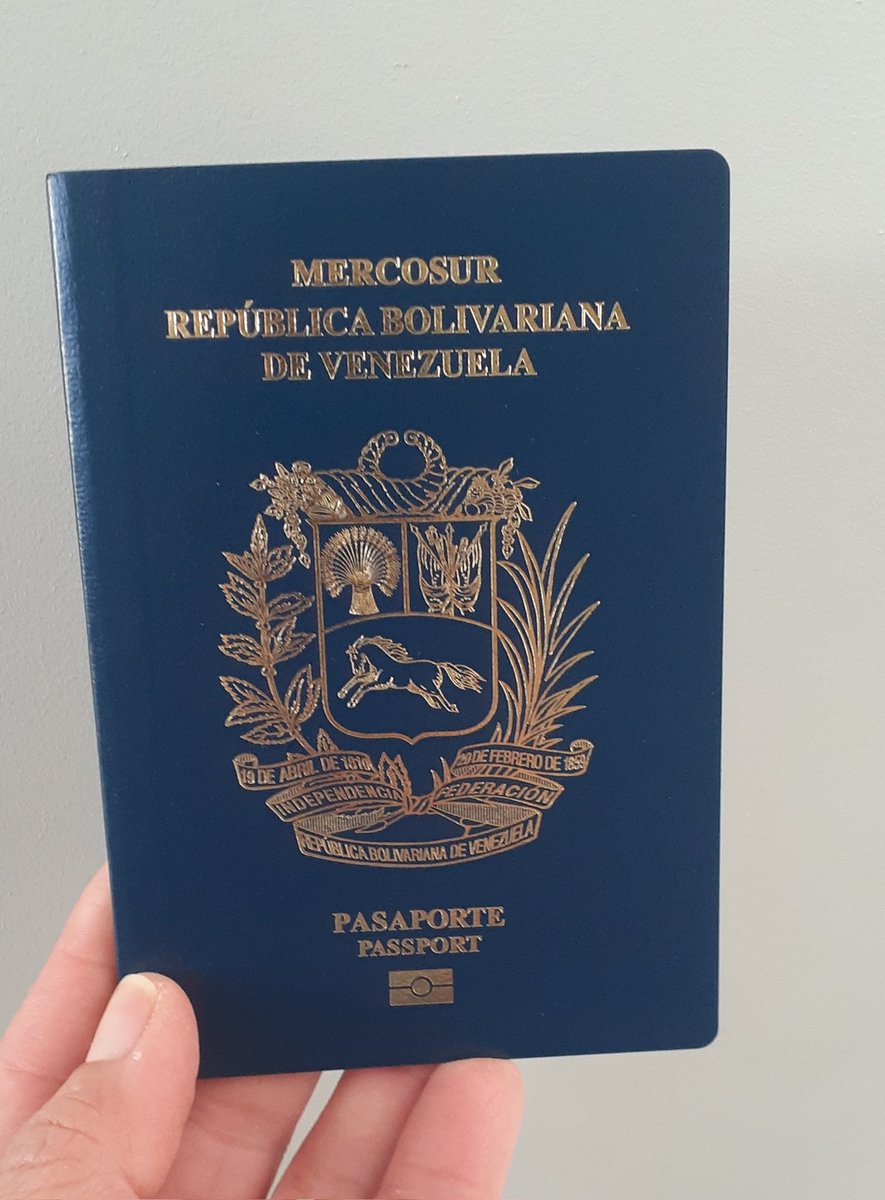 gabydeyaag's tweet photo. Después de casii 2 años, pasaporte por 10 años. Pagado 18 de julio 2021 (léase dos mil veintiuno), captación de datos 2 de enero de 2023,impresión Marzo 2023 y ayer 16 de Junio 2023 retirado en la Embajada de Chile. #Chile #EmbajadaDeVenezuelaEnChile #Pasaporte 
#ElParto
@mccoam https://t.co/KXhO8cTV4i