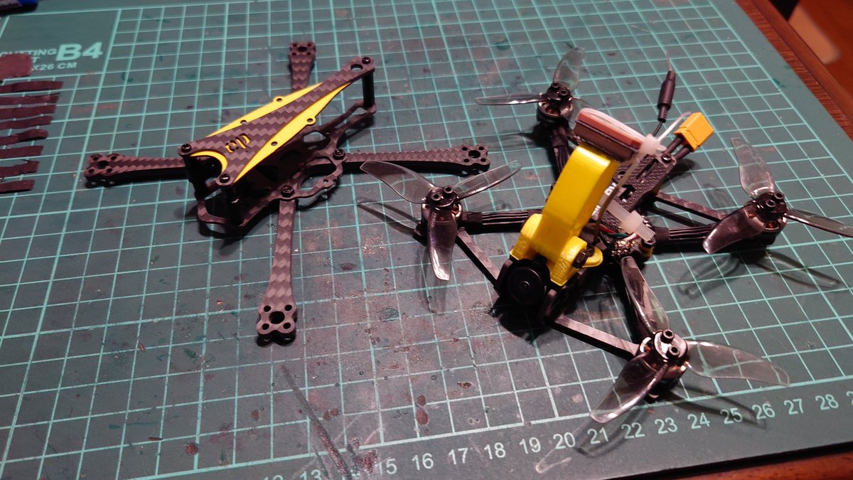 ssk2744's tweet photo. epmodels vespa3 racing
夜なべ😪💤💤
TinyApeの中身を移植w
モーターは身内で話題の❓️🤣HM1202.5-64000kv
重いDOGCOMの3s450mAh載せてu100gクリア🙌
因みにtattu3s300mAhだとアホみたいに軽い3インチ機
#epmodels
#vespa3racing https://t.co/YS2uxYWYbb