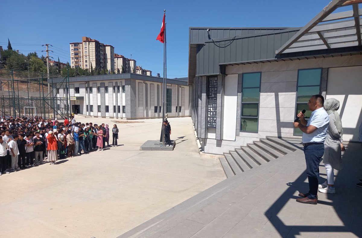 VTopcuogluMTAL's tweet photo. 2022-2023 Eğitim-Öğretim yılımızı  kazasız belasız tamamladık çok şükür.
İdarecilerimize,Öğretmenlerimize ve yardımcı personelimize emeklerinden dolayı çok teşekkür ederiz. İyi tatiller. https://t.co/HoVdkTLYIo