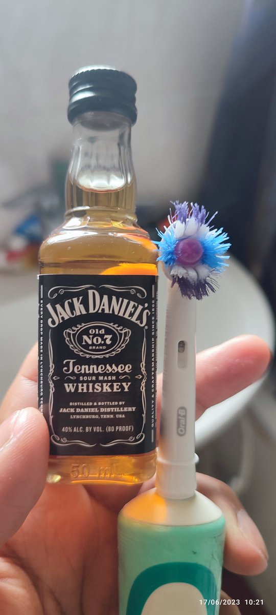 how to #brushyourteeth with a bottle of #JackDaniels #whiskey a la @KeshaRose I @JackDaniels_US #TikTok you did it first babes! Dentists be like 😳