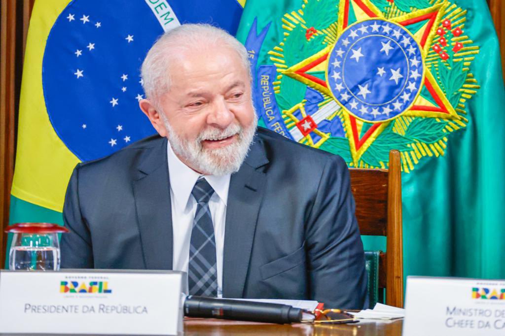 Vale lembrar, que ainda antes dos 40 anos, Lula fundou o maior partido político do continente e o maior movimento sindical de nossa história. Lutou contra a ditadura e foi preso por isso. Manteve a luta e se tornou o primeiro presidente trabalhador do Brasil.