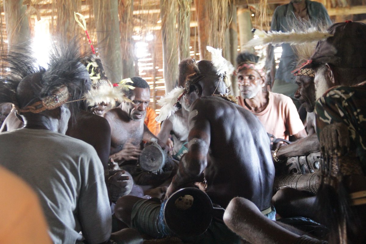 AbdelR25's tweet photo. Cara Suku Asmat mensyukuri Nikmat Tuhan dengan melakukan ritual pesta ulat Sagu https://t.co/MLlRUev06U