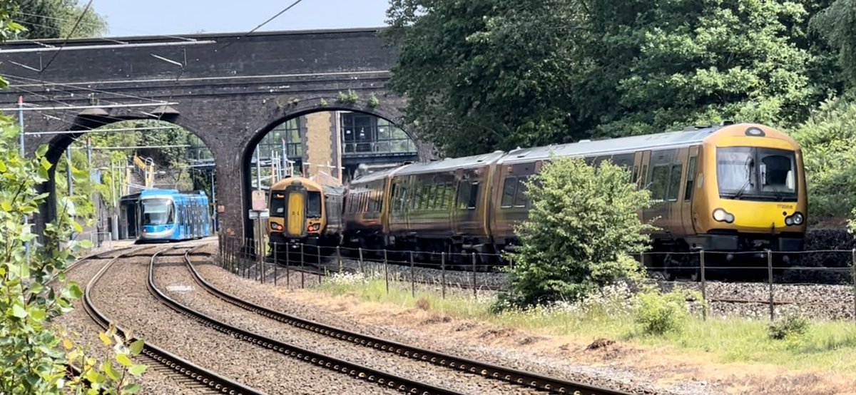 PlatformEdge1's tweet image. I’m getting very close to getting 2 trams and 2 trains next to each other!

Here are class 172s heading in opposite directions and Tram 37 heading to Edgbaston #Class172