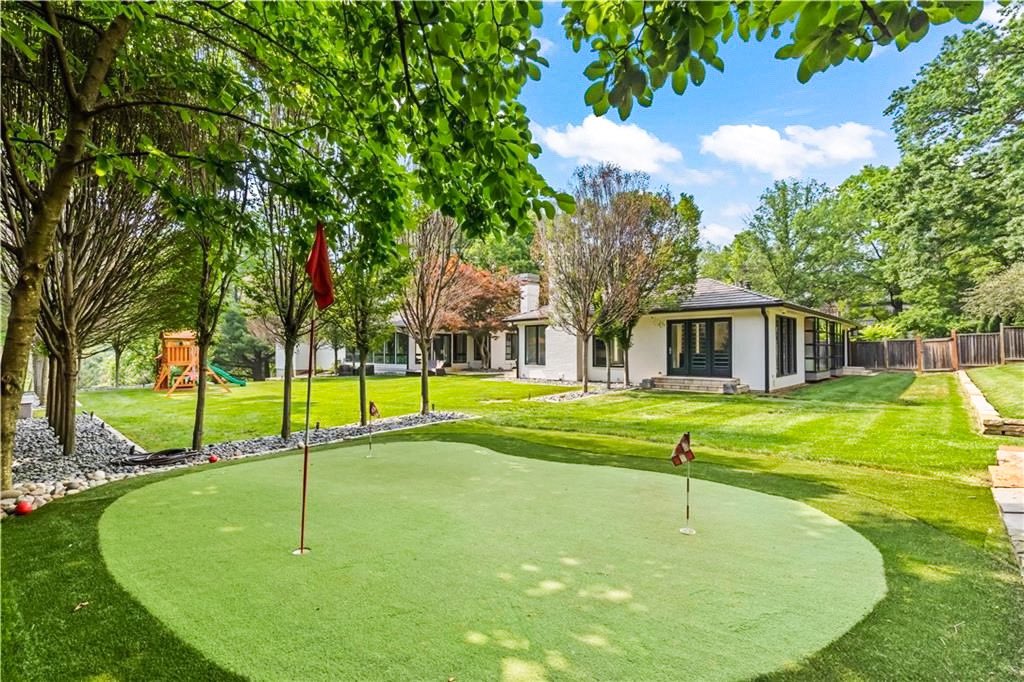 Patrick Mahomes is selling his $2.9 million renovated Kansas City ranch house.

▪️ Fire pit
▪️ Heated pool
▪️ Putting green
▪️ Bar, wine cellar
▪️ $400K worth of renovations 

The reigning NFL MVP owns two other properties in Missouri and one in Texas » gofos.co/3Pd660g