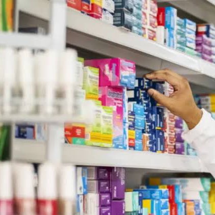 🚨BRASIL: Farmacêutico que foi preso vendia atestados por R$ 50 para pessoas 𝗳𝗮𝗹𝘁𝗮𝗿𝗲𝗺 𝗼 𝘁𝗿𝗮𝗯𝗮𝗹𝗵𝗼. 

Atestado de 1 dia custava R$ 50, para 2 dias custava R$ 70 e a licença de três dias chegava a R$ 90.