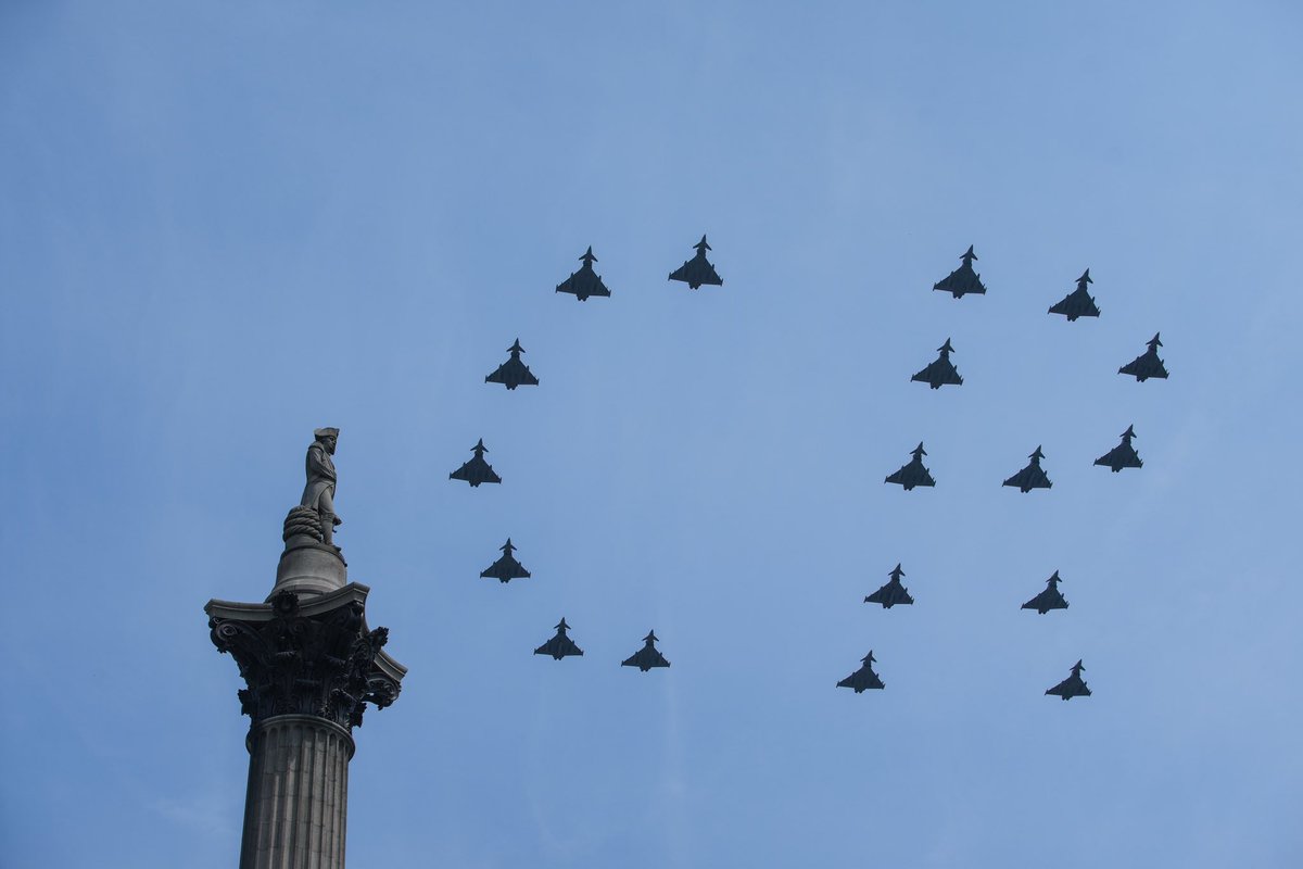 A spectacular flypast of 70 aircraft from @RoyalNavy, @BritishArmy and @RoyalAirForce! 🤩 The King and Queen are joined on the balcony of Buckingham Palace by other members of the Royal Family to celebrate His Majesty’s first official birthday.