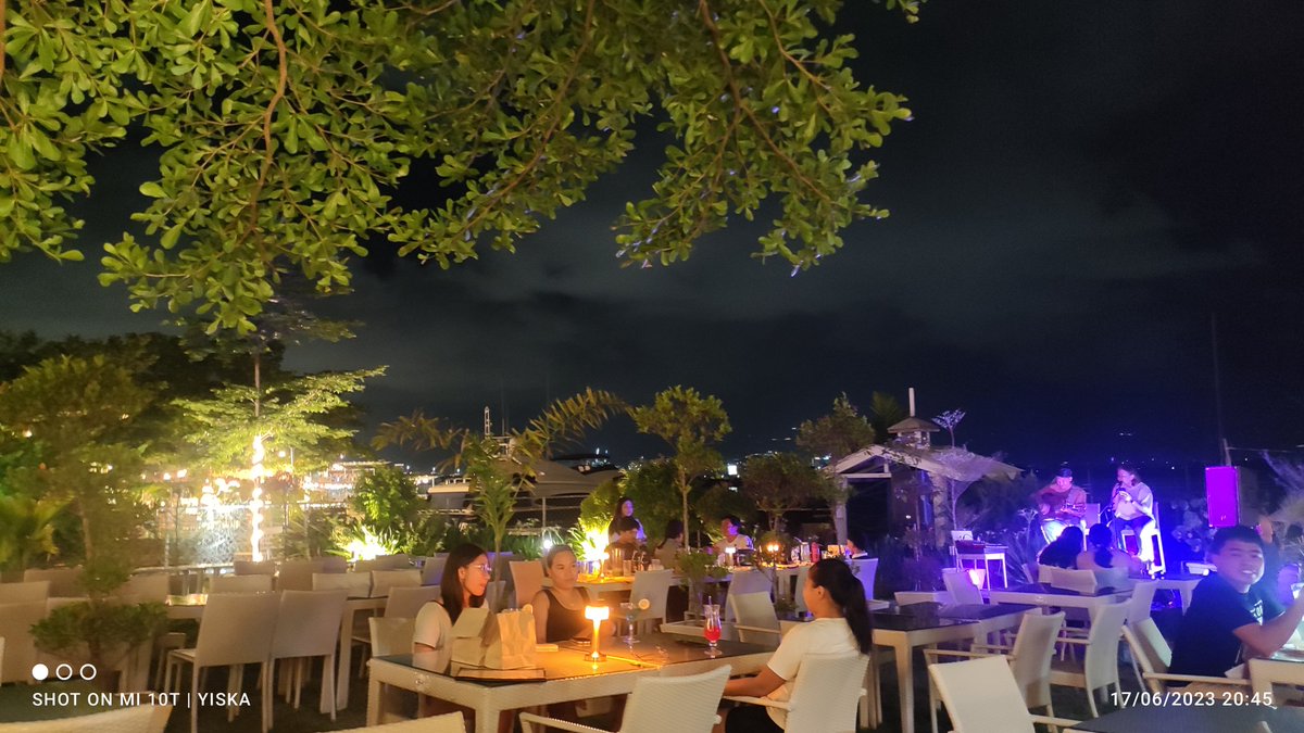 MarieYiska's tweet photo. @HungrySteak Cebu Yacht Club
29 Sivan 5983

After the canceled flight, chilling on a sabado night on the way to another flight maytag d nani ma cancel among sakyan ron 😄 https://t.co/UJvxWbLV5a