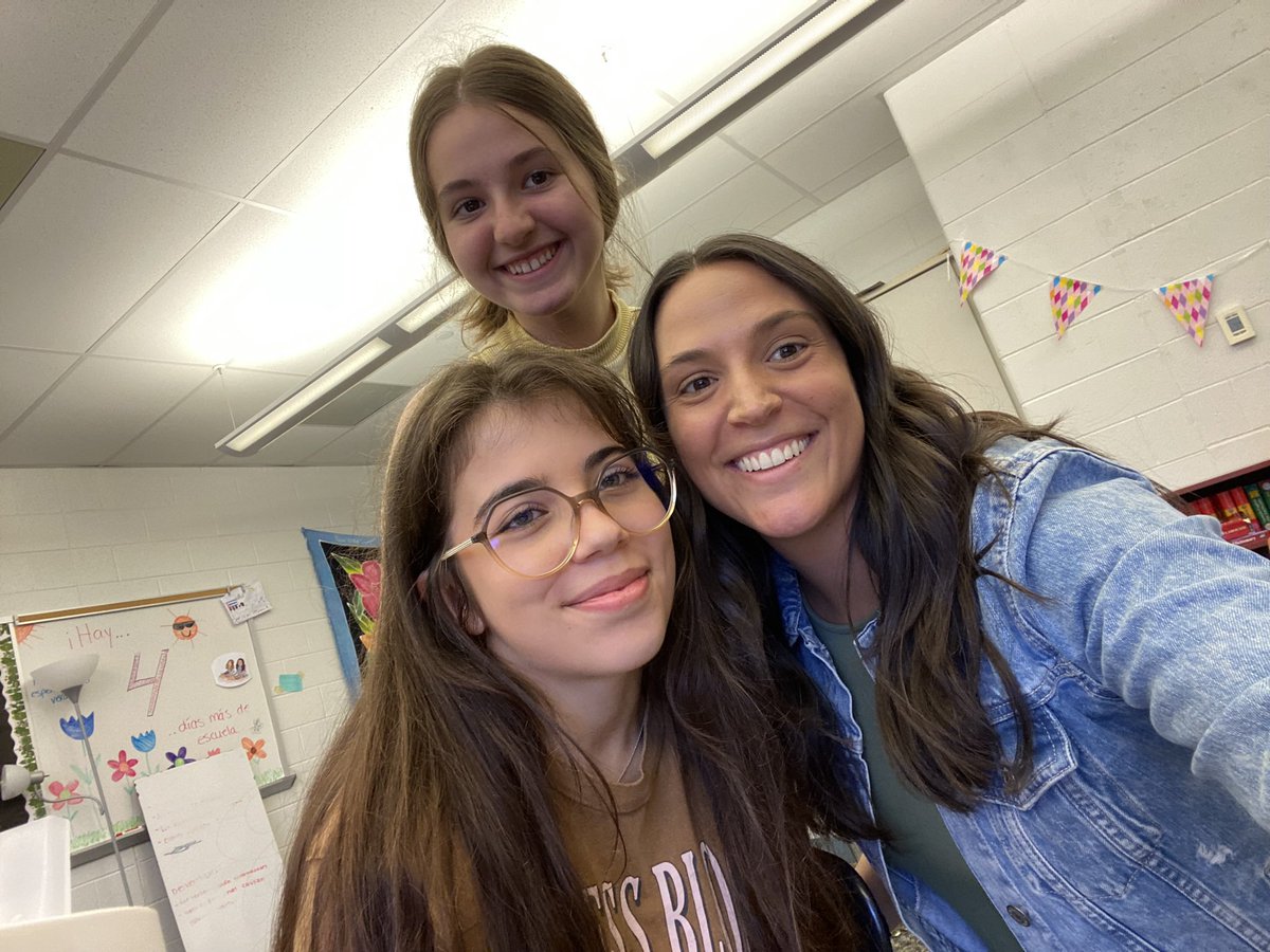 srta_tetto's tweet photo. More than a class, we’re a family ❤️ going to miss my ESL kiddos so much. But I am SO proud of all they accomplished this year! Congrats to the grads! 🎓 https://t.co/R1j0sfx7YH