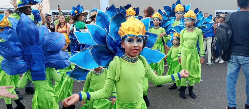 Cdcepsj2023's tweet photo. El Cdce Parroquia San Jóse participo en el desfile de las flores representando la Dalia Azul fortalecer junto a @laya_florvidia y un gran equipo impulsando la cultura @NicolasMaduro @_LaAvanzadora @GobLizeta @Zonaeducadelor1 https://t.co/r9ycXzmYk5
