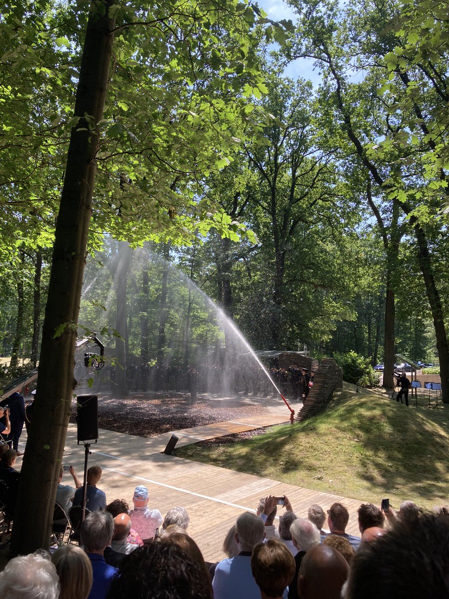 Vandaag was ik namens <a href="/VRDrenthe/">VR Drenthe</a> bij de nationale brandweerherdenking in #schaarsbergen. In mooie sfeer oa slachtoffers #depunt herdacht.