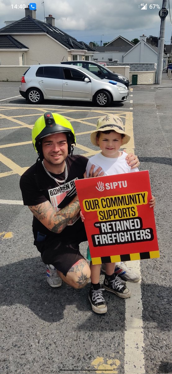 HerrBlackie's tweet photo. Young Georgie enjoying the cars beeping at him this morning! Big day tomorrow when @CathalCroweTD comes to met us. #firestrikes #retainedfirefighters https://t.co/gG6hp1MIjT