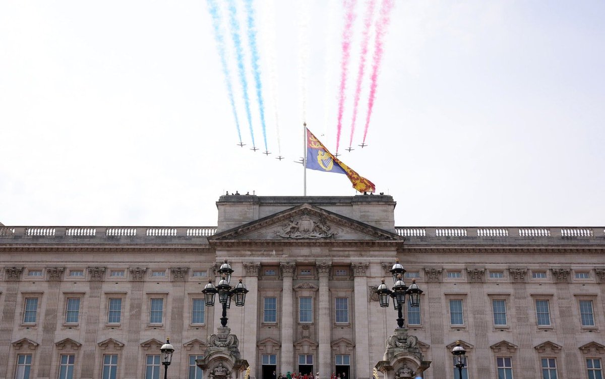 CourtierRoyal's tweet photo. Quite the Flypast! 🛩️🇬🇧
#TroopingtheColour #HMBirthday #HM75 #KingCharlesIII #QueenCamilla https://t.co/WnItAnUa1v