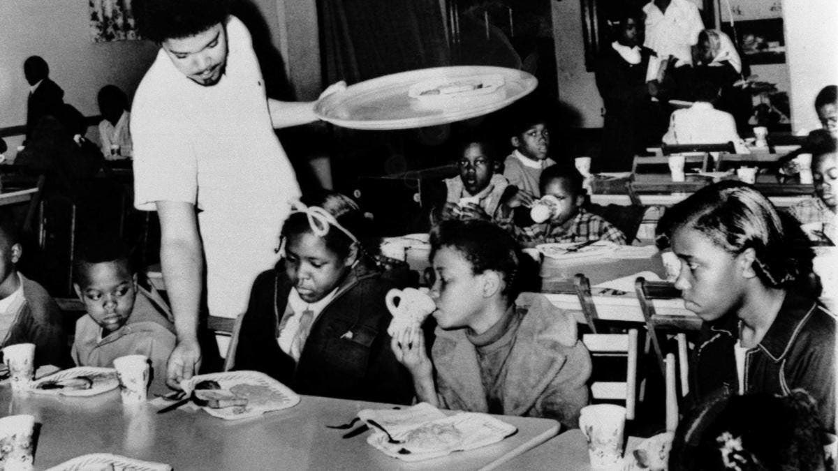 @MattBruenig BILL WHITFIELD, MEMBER OF THE BLACK PANTHER CHAPTER IN KANSAS CITY, SERVING FREE BREAKFAST TO CHILDREN BEFORE THEY GO TO SCHOOL.
history.com/news/free-scho…