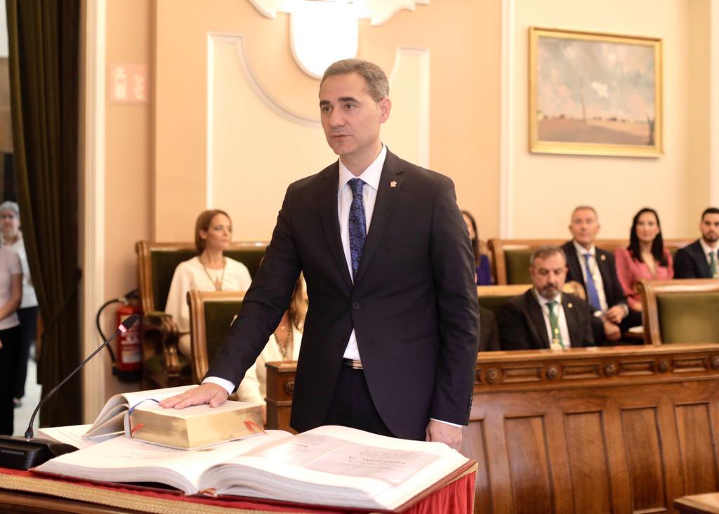 CastellonVox's tweet photo. 🏛️ Nuestros concejales en la ciudad de #Castellón han tomado posesión hoy en el pleno de constitución del Ayuntamiento. 💪🏻🇪🇸 https://t.co/M6IIleYJUC