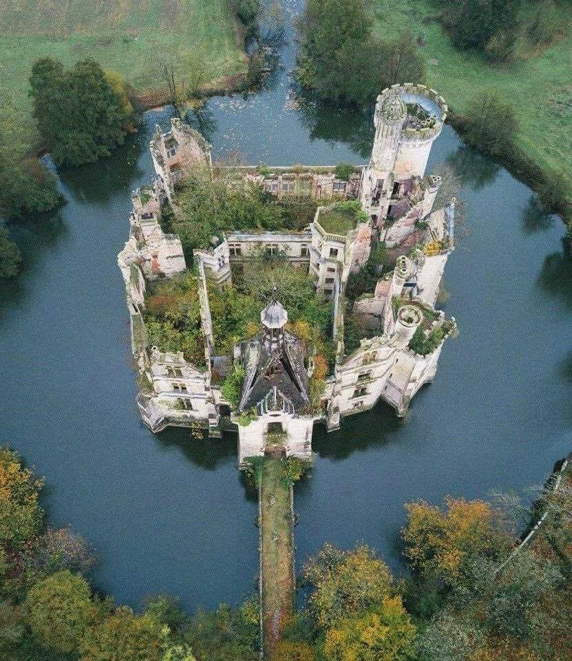 Oh wow! 😳
Abandoned chateau France…