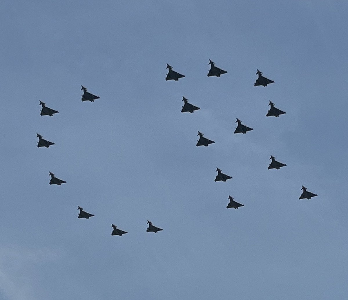 Thank you @PA_Consulting for hosting us today in London. A brilliant vantage point from which to watch today’s King’s Birthday Flypast. See you again next year ! 😁🙄