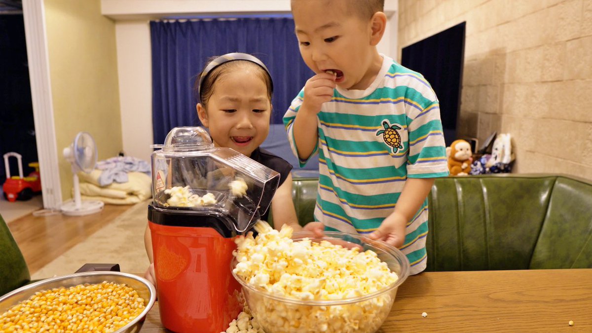 Nenechannel718's tweet photo. 喜んだり喧嘩したりはしゃいだり食べたり色々と大忙しな姉弟🧒🏻👧🏻👦🏻 https://t.co/MfsZy66Od1 @YouTubeより https://t.co/eElEZVLhFG