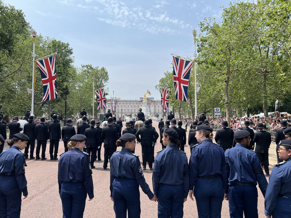 Today we joined Cadets from across the UK for #TroopingoftheColour in London. A fantastic opportunity, thank you @metpoliceuk. 🇬🇧 👑 @NationalVPC @InspAlison