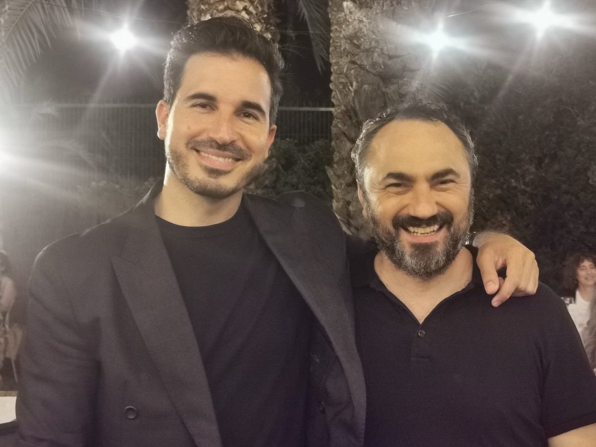 Que es un gran escritor es algo bien conocido... Lo q no sabía era el genio q se esconde detrás... Grande grande grande Javier Castillo!!! <a href="/JavierCordura/">Javier Castillo</a> lectura obligatoria... Por puro placer