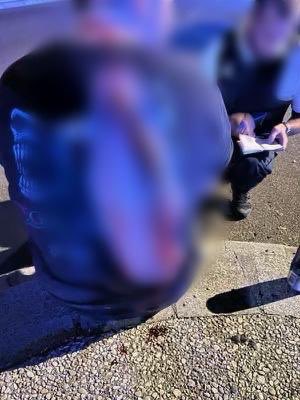 Cette nuit, n’écoutant que son courage, un #policier, affecté en BAC depuis 14 ans, a prodigué les 1ers soins à un homme grièvement blessé au couteau au dos à #Rouen.
Puis il a interpellé, seul et sans arme, l’auteur présumé.
J’ai félicité par téléphone ce héros du quotidien 🇫🇷.