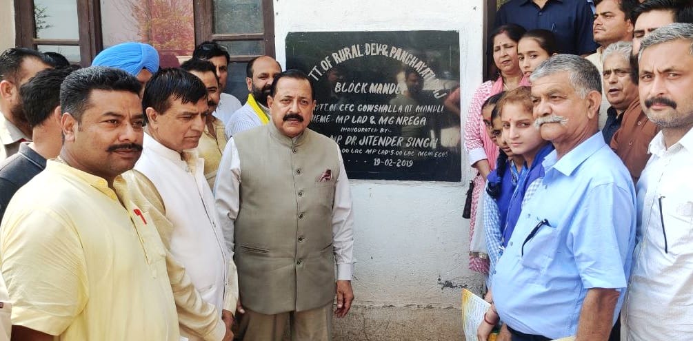 DrJitendraSingh's tweet photo. Visited and held a public durbar in the first-ever Panchayat Block building constructed during #9YearsOfModiGovernment at Mandli in Billawar region of district #Kathua. #VikasTirth #9YearsOfSeva https://t.co/KFj2uPk8dl