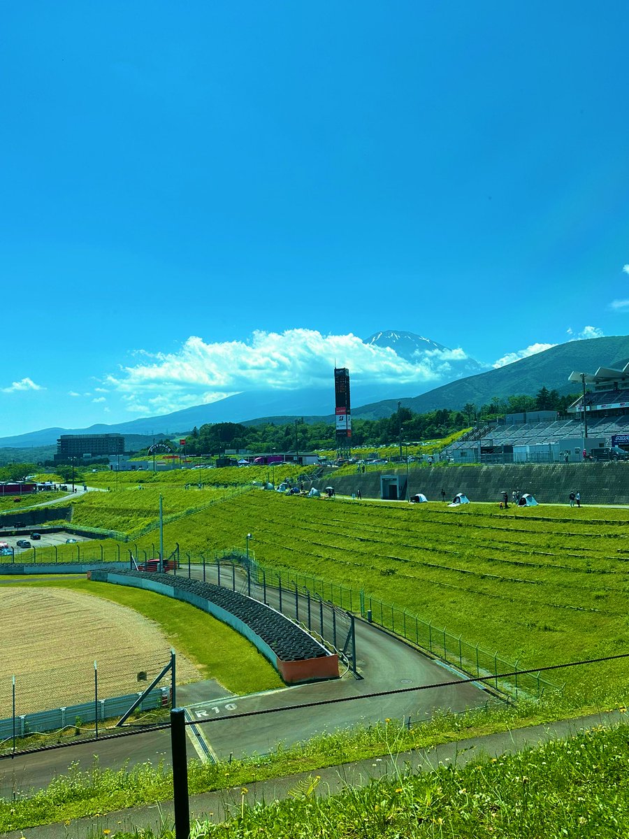 aomame_x1's tweet photo. いい天気だったー☀️
楽しかったー
あっという間だったー
初のレース観戦🏎️🏁
最高だったー
プレゼント🎁もあったー
MZと名刺交換できたー📇
スタッフさんもー🥹✨
楽しい時間でしたー
MZ、スタッフの皆さんありがとうございました！

#MZDAOCAMP https://t.co/Arx9Mxq3wM