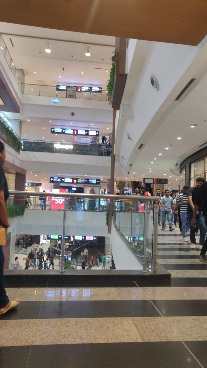 monika_arora8's tweet image. #WeekendChaos #Mall #ShoppingCentre