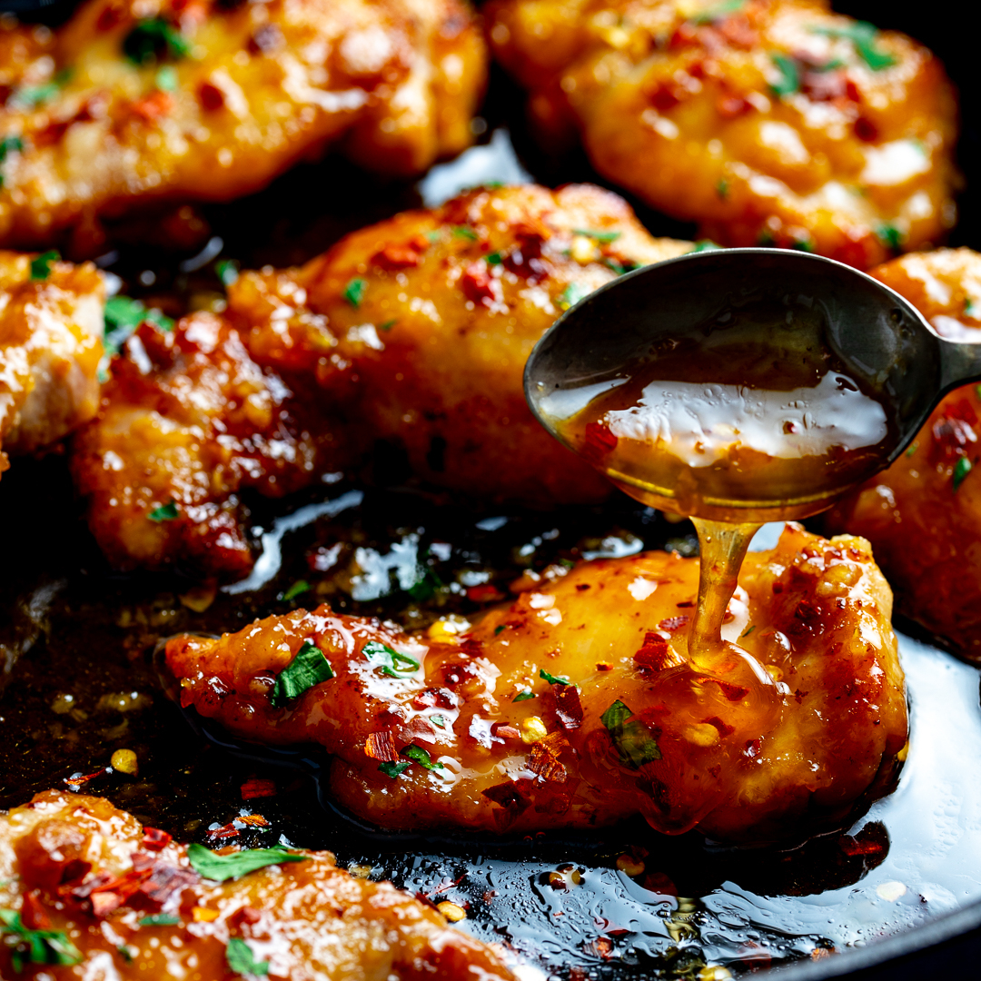 Sticky tender boneless chicken thighs in a garlic, soy, and honey sauce. 
This honey garlic chicken is so simple to make and it's ready in 20 minutes. 
Serve with rice for an easy Saturday night fakeaway.😋

⁠kitchensanctuary.com/honey-garlic-c…
#honeygarlicchicken #foodie #recipe