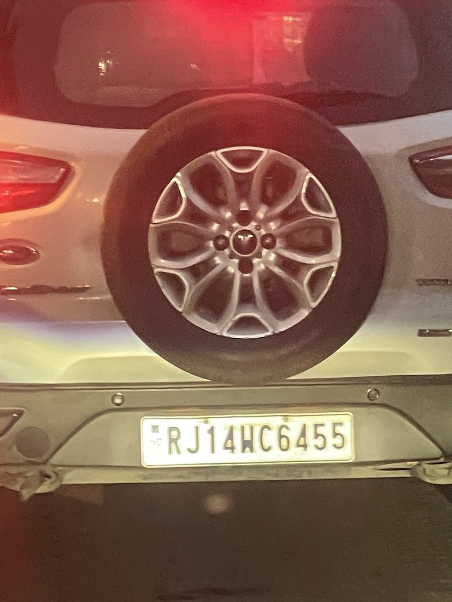 kritimyra's tweet photo. @DelhiPolice this car clearly hit my car from the side and refused to acknowledge it. I want to file complaint against this car and the driver . Please look into the matter.  @DelhiTrafficPol @CMODelhi #Delhi #caraccident #Car https://t.co/zYVT7Buo8U