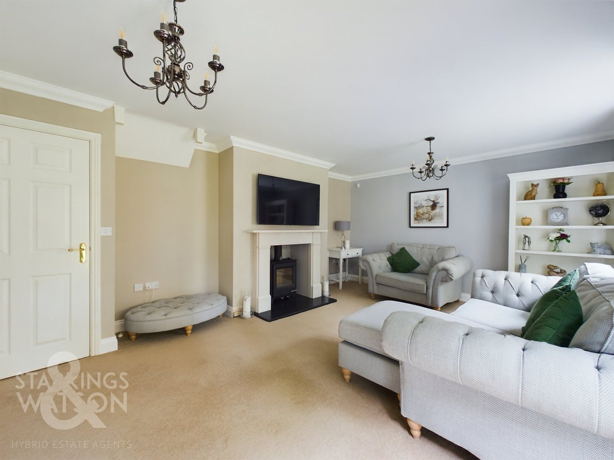 StarkingsWatson's tweet photo. Detached Family Home | Town Centre Location | Quiet Cul-De-Sac | Three Reception Rooms &amp; Conservatory | Four Generous Bedrooms | Garden, Garage &amp; Driveway

Guide Price £475,000
📍 Doune Way, Harleston
🏡 View Full Details Here: https://t.co/c69cGEiKe0 https://t.co/krZM6iAQNM