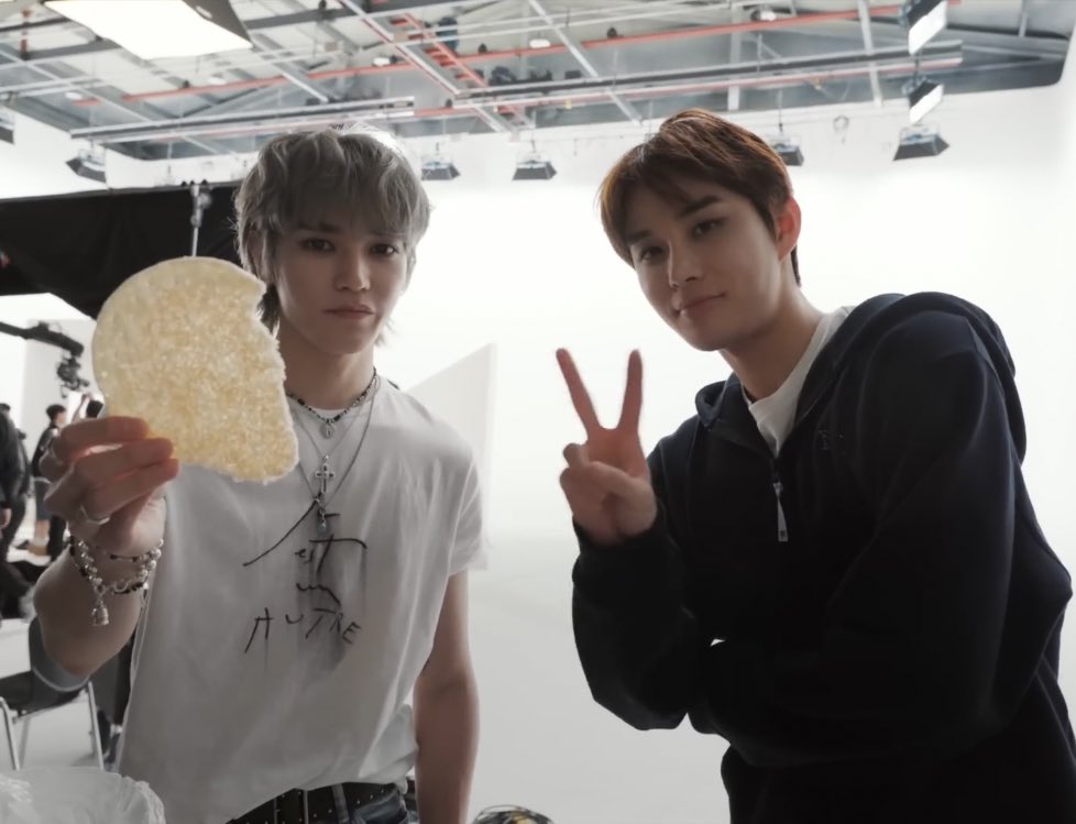 무대할 때 착용했던 목걸이 그대로 하고
형이 좋아하는 인가 뻥튀기 사들고
응원하러 한시간 거리 달려간 정우를 어떻게 사랑하지 않을 수 있어 !!!