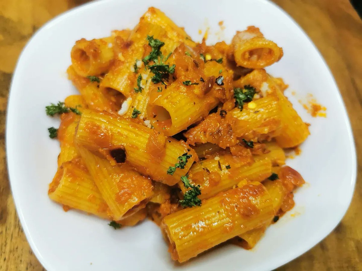 Gigi Hadid's Pasta

#GigiHadidsSpicyPasta
#cravingsatisfied  #oneofourfavs #ViralPasta #pastalover #HazelsKitchen #yummy #HK #mustTry  #GigiHadidPasta #HKPasta