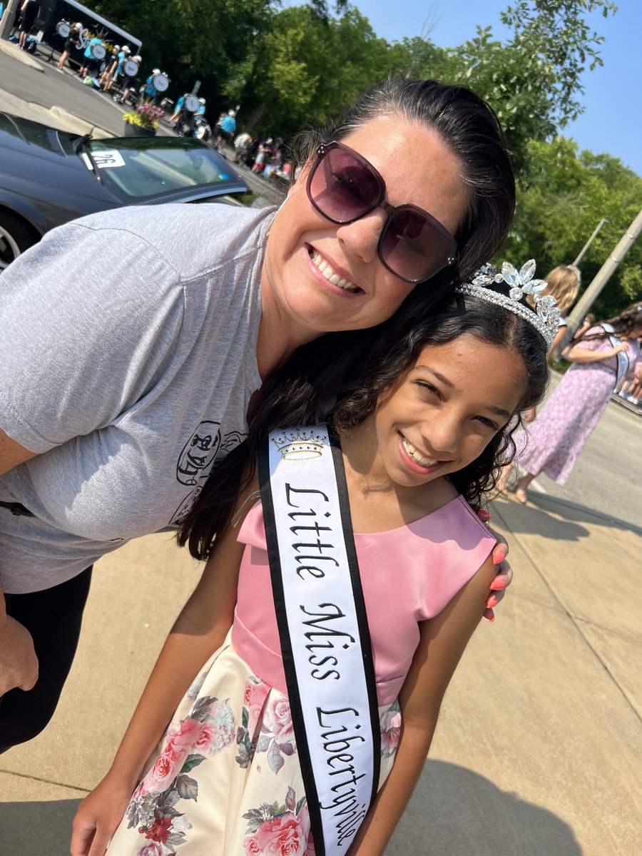 Exciting to see one of ⁦@LibertyvilleD70⁩ students in the parade line today! #d70shinyapple
