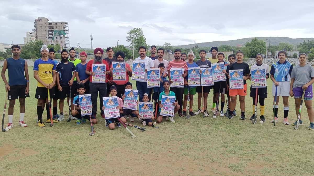 MukeshMeghMkn's tweet photo. देश के नेता श्री @RahulGandhi जी के जन्मदिन पर आयोजित #RunForLungs मैराथन का NSUI प्रदेश प्रवक्ता बड़े भाई श्री @AmardeepNSUI जी,भाई श्री @GovindMalinda जी के साथ विश्वविद्यालय खेल मैदान में खिलाड़ियों के साथ पोस्टर का विमोचन कर इस कार्यक्रम में सम्मिलित होने के लिए आमंत्रित किया https://t.co/s9NWVLGfoT