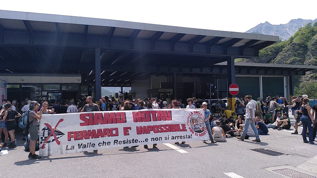 DinamoPress's tweet photo. Dopo una estenuante attesa di 5 ore, vengono consegnati più di 50 fogli di via dalla Francia ad attivist da tutta Italia, selezionatx tra i 250 fermi alla frontiera del #frejus.
Si decide di tornare in #valsusa. #siparte e si torna insieme! ✊ https://t.co/OPink8wfkP