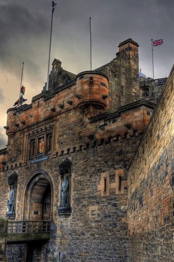 Mr Jim Leishman, Provost of Fife, and former manager of Livingstone FC & Dunfermline FC was the Reviewing Officer for a Royal Gun Salute fired by @105RegtRA @edinburghcastle to mark the King’s Birthday.