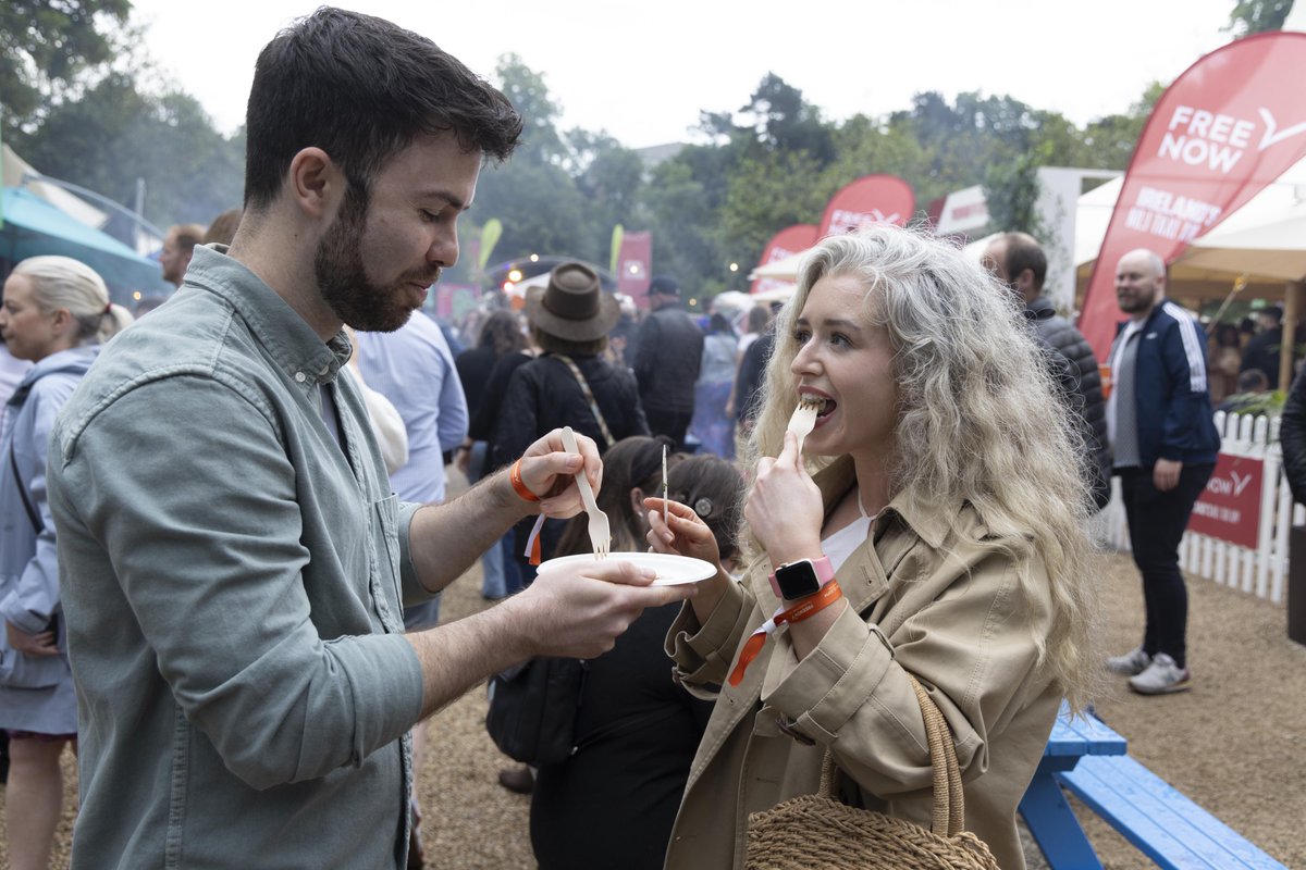 ☔ Come rain or shine, spirits were still high at @TasteDublin, day 2! 😄📸 It was all smiles and selfies, as we indulged in delicious feasts from around the world! 🌍🍽️ 🎶🍽️ The food and entertainment kept our tummies happy and our hearts full. We can't wait to see what day 3