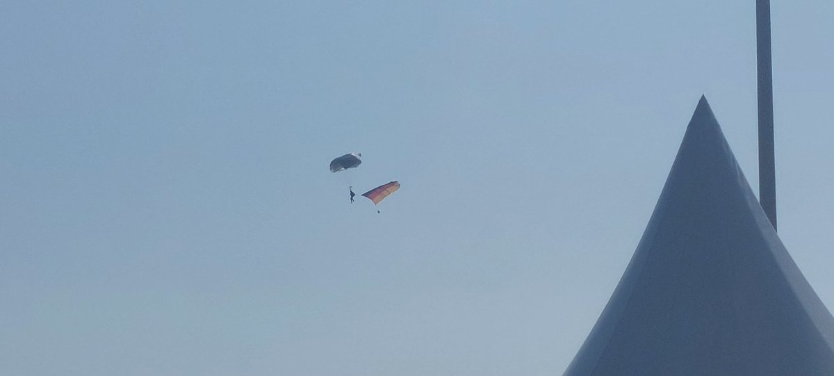die Fallschirmjäger demonstrieren heute ihren #Stolz im Marinestützpunkt WHV

#stolzmonat 
#TdBw23