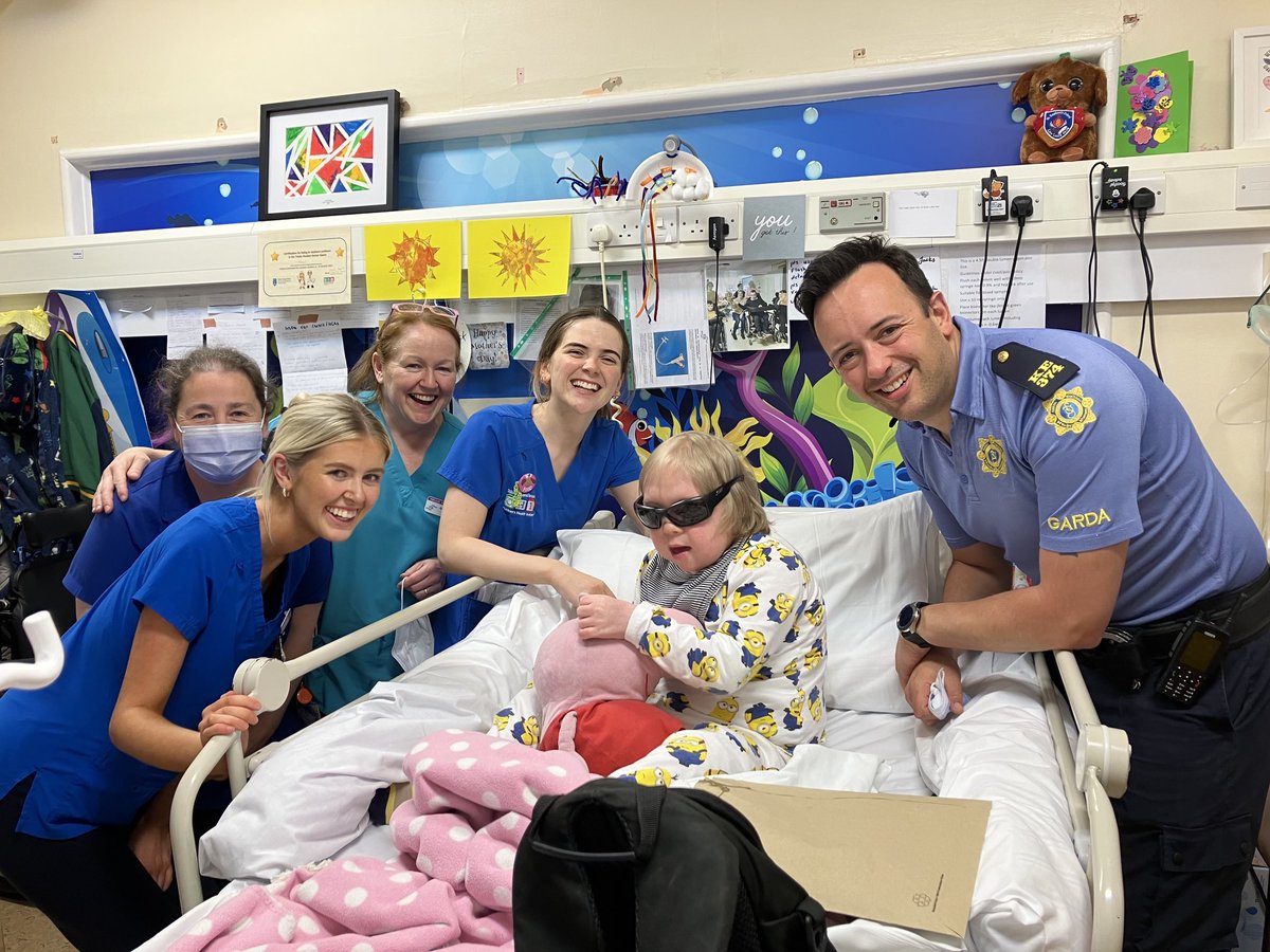 #RealCarersWeek 

There are many charities who help carers/ families of children with life limiting illnesses & ⁦@LilBlueHeroes⁩ are one such charity. Here is a photo of Shane, Jack’s Garda buddy who recently dropped in to say hi & our lovely nurses came in for a photo too!