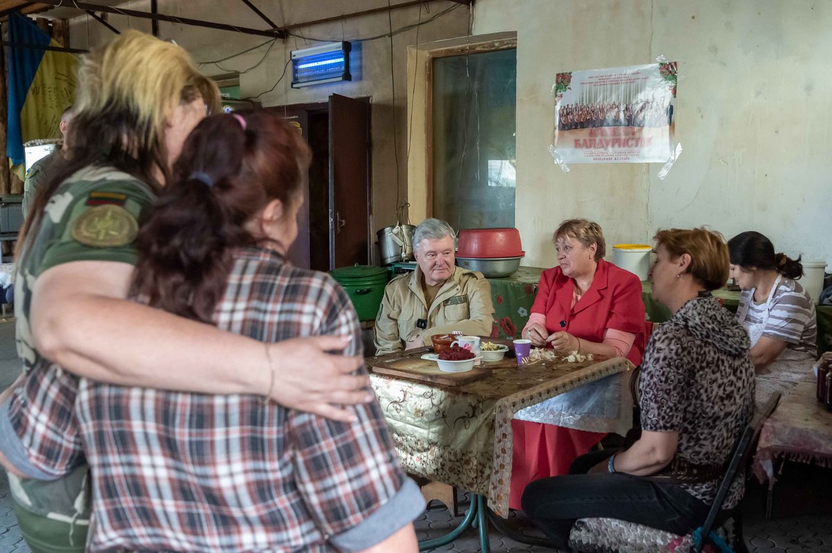 poroshenko's tweet photo. Коли потрапляєш сюди — стоїть запах часнику, сала, борщу, дому…

Дорогою зі Сходу знову заїхали у волонтерське кафе «Чумацький шлях» до пані ��аталі. Ми були не єдиними гостями, тут волонтери, військові, медики, поранені, усі, хто хоче поїсти смачно і як вдома, в рідній хатині. А пані Наталі зустрічає усіх з маминою посмішкою.

Сюди приїздять люди з усієї країни, привозять продукти, речі та багато іншого. Ми, як і обіцяли минулого разу, привезли цукор, мішки з борошном, баки для води, для душу та пральні машинки. Тепер наші хлопці можуть не залишати брудні речі, а прати одяг прямо на місці. 

А з борошна та цукру точно вийде щось солоденьке і дуже домашнє, бо в цьому кафе інакше не роблять.

Це наш невеличкий внесок у дуже круту волонтерську ініціативу. 

Далі — буде більше, але пріоритет, як завжди, наші хлопці, наші військові.