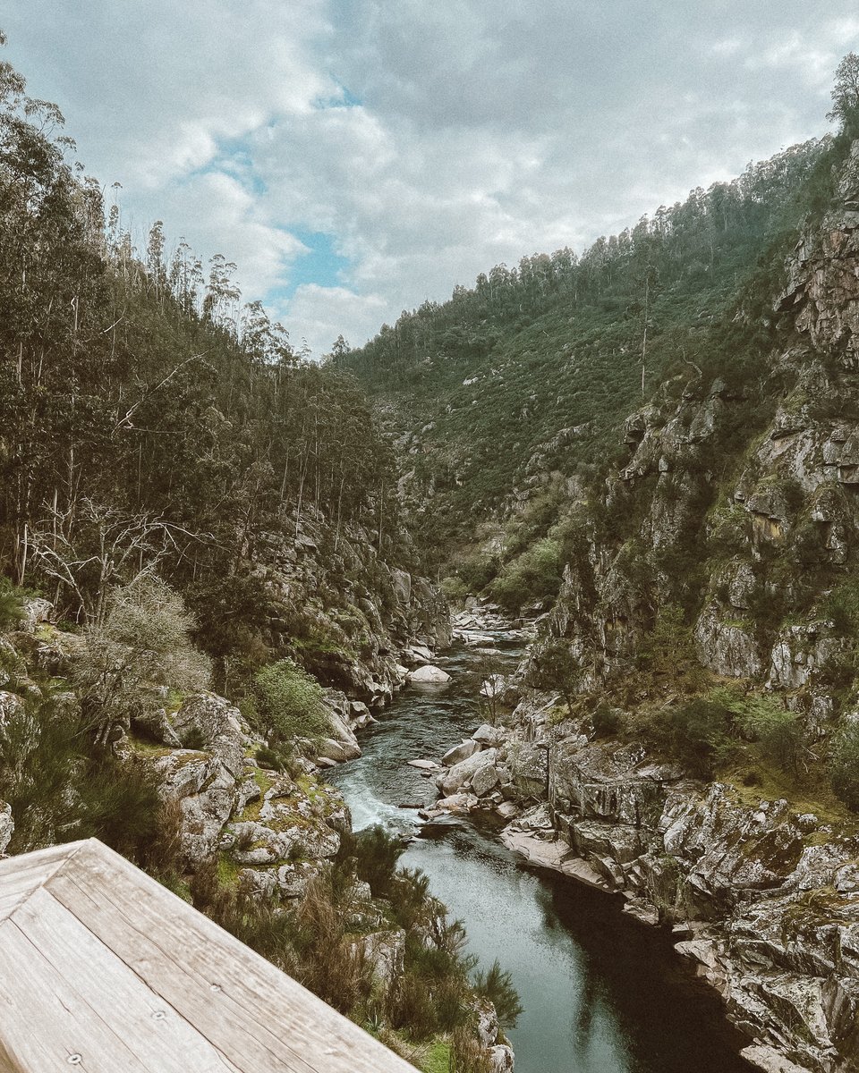 Voila the Paiva River. 😅
#movingtheway #keepyourspiritmoving #paivariver #riopaiva #passadicosdopaiva #arouca #aroucageopark #portugalnature #travelingportugal #digitalnomad #wildernessculture #nomadlife  #vanlifeportugal #dronepics #aerialviews #dronephotography #drohnenfoto