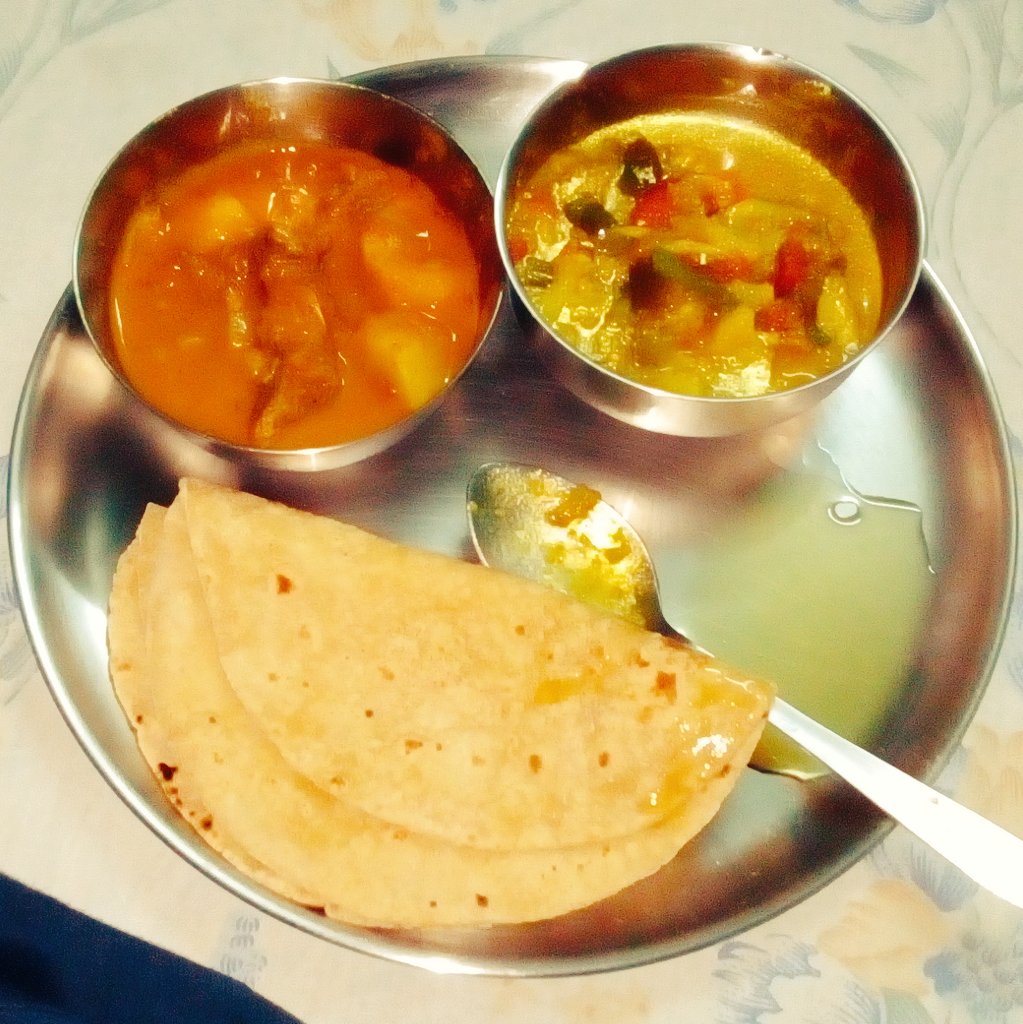 My last night's dinner.
Roti, chicken curry, veggies and honey.
#Roti #chickencurry #curry #veggies #honey