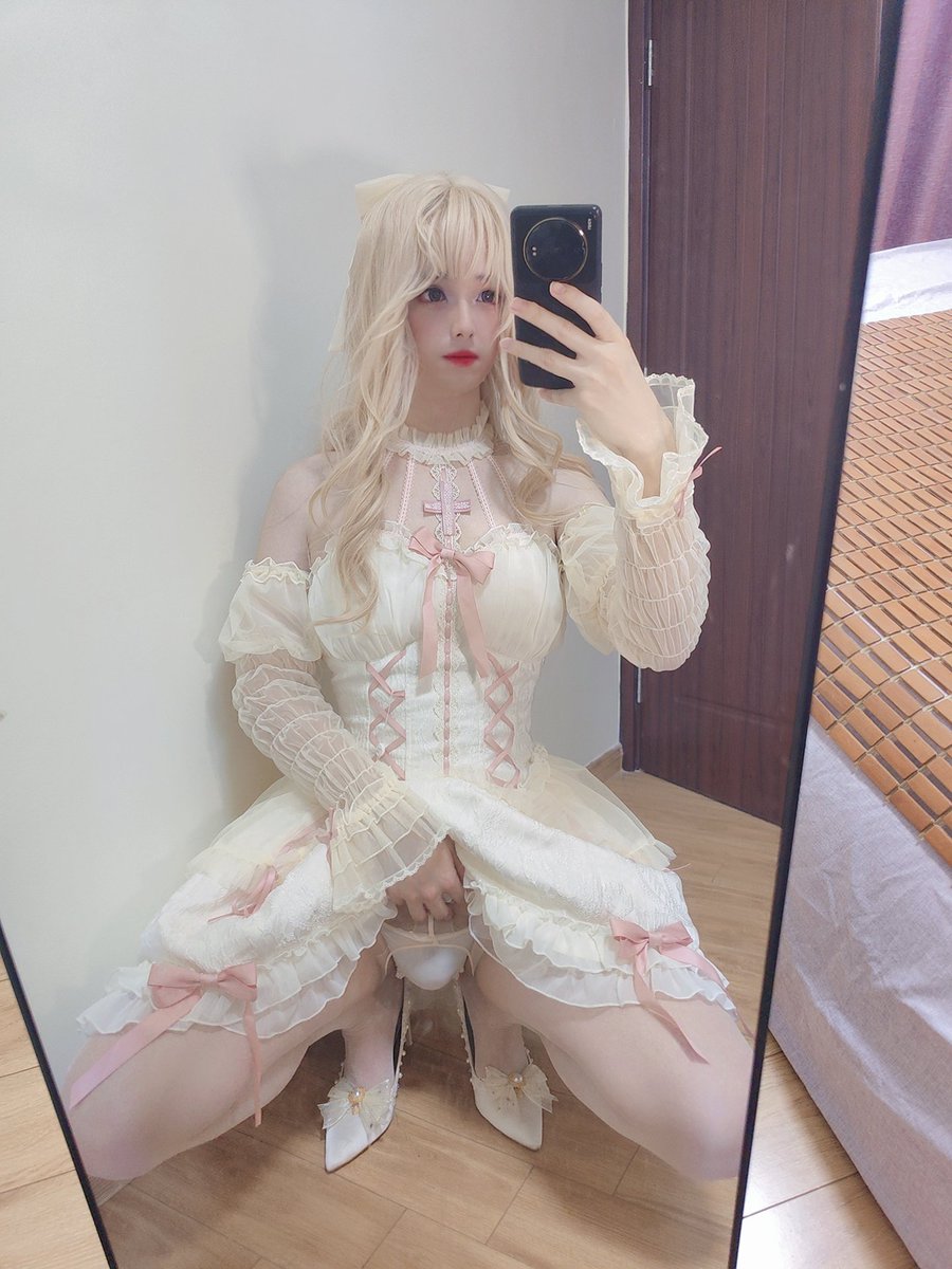 是新皮肤呀~

（补光灯忘带啦，滤镜拉满）
#女装子 #男の娘