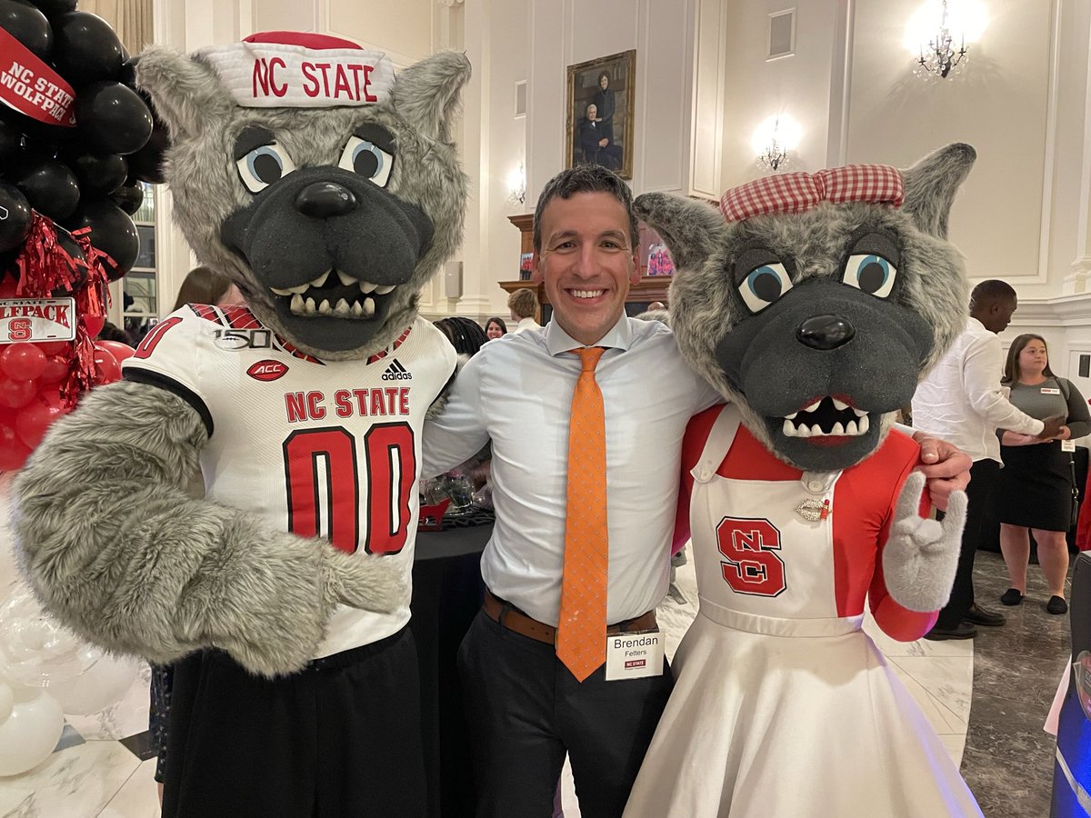 Happy #NationalMascotDay to Mr. and Ms. Wuf!

Go Pack! 🐺