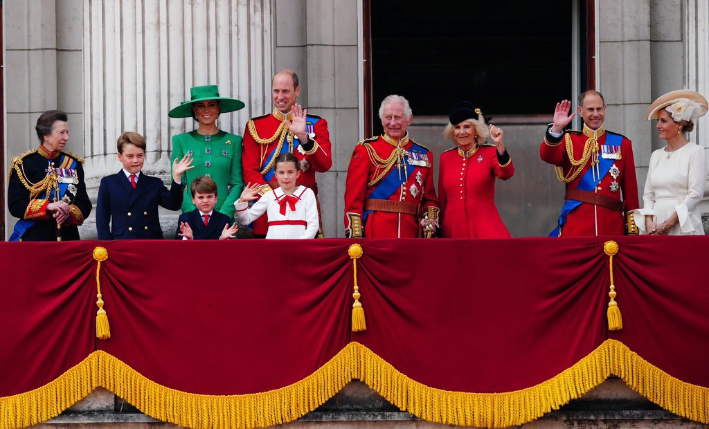 This is the balcony that we want to see. Without those 2 whinging idiots. This is the Royal Family to be proud of. #TroopingoftheColour #Royals #TheRoyalFamily #HarryandMeghanAreGrifters #HarryAndMeghan
