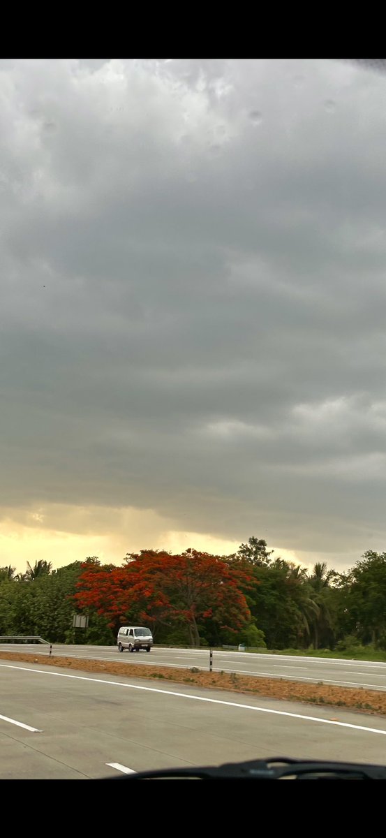 vrundavs's tweet image. #Bangalore …..
Almost nearing home…
A lovely glow as well as dark clouds…
#niceroad 
Bangalore stories🩵