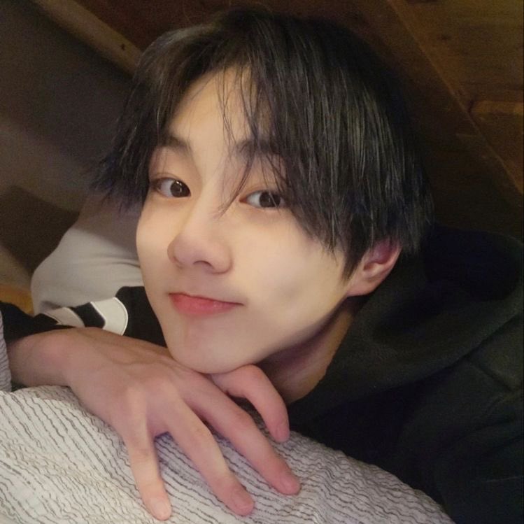 HOSSROCK's tweet photo. lifeline - jaywon au

“Depois de lutar para conseguir um novo emprego de meio período para se sustentar, Jay inesperadamente consegue um emprego como cozinheiro na casa dos Yang. Para sua surpresa, ele descobre que estará trabalhando na residência de sua paixão secreta de classe” https://t.co/sqCwuZaP7o