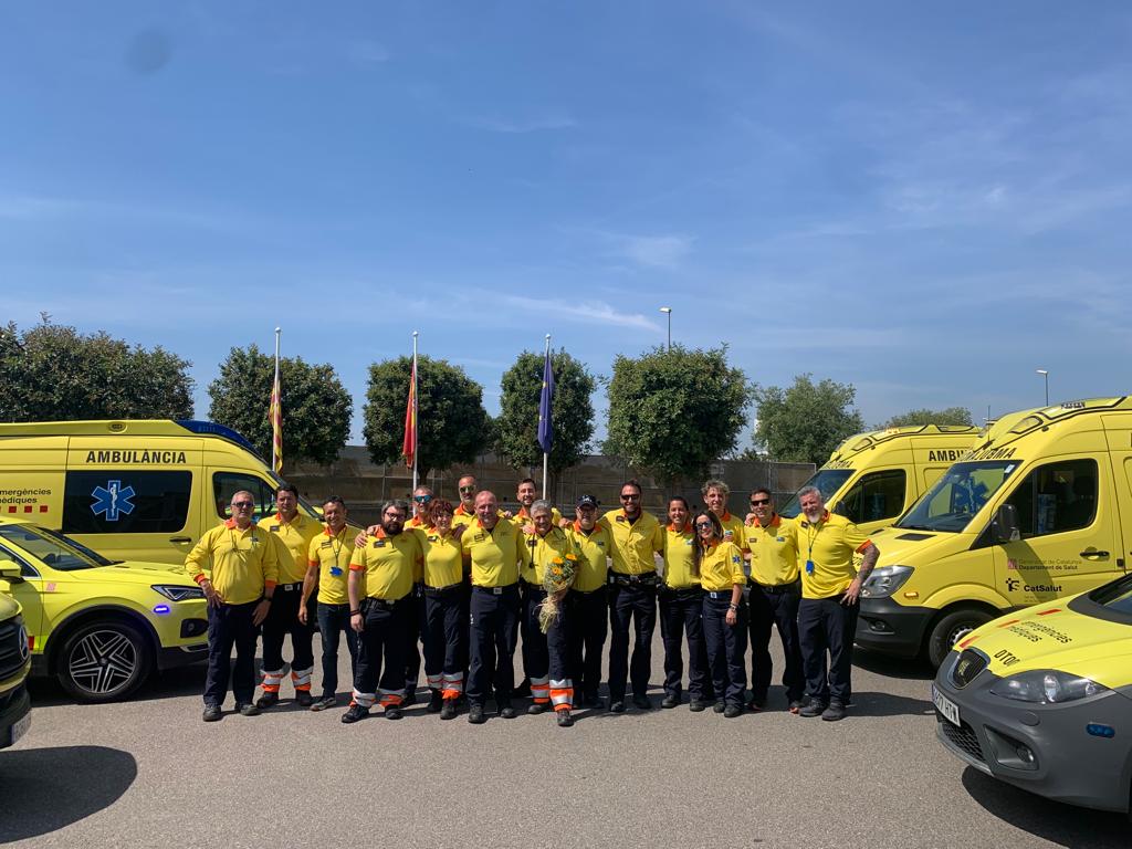 semgencat's tweet photo. 📸📸😍: Imatges de l’emocionant i merescut homenatge que li van fer els seus companys del #SEM, el darrer dia de servei del metge Tomás Vázquez. 👏🏽👏🏽👏🏽
#GràciesPerTantTomás https://t.co/h8MkiotiZT